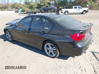 2018 BMW 3 Series 330i xDrive z VIN WBA8D9C5XJEM33068, wystawiony jako IAAI lot #40640558 z przebiegiem 53 556 mil mil oraz . Historia ofert i sprzedaży dostępna na DreamBid. Obrazek 3.