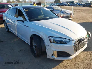 2022 Audi A5 Sportback Premium Plus z VIN WAUCBCF55NA010582, wystawiony jako IAAI lot #41653355 z przebiegiem 34 386 mil mil oraz . Historia ofert i sprzedaży dostępna na DreamBid. Obrazek 1.