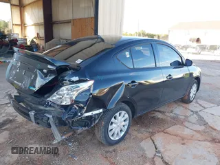 2016 Nissan Versa S z VIN 3N1CN7AP9GL843892, wystawiony jako IAAI lot #41727069 z przebiegiem 130 035 mil mil oraz . Historia ofert i sprzedaży dostępna na DreamBid. Obrazek 4.