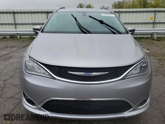 2017 Chrysler Pacifica Touring L with VIN 2C4RC1BG2HR552731, listed as a Copart auction lot 55069825 with 33,315 mi miles and Salvage Title. Bid and sale history available at DreamBid. Image 5.