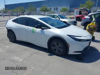 2023 Toyota Prius LE z VIN JTDACAAU6P3002332, wystawiony jako IAAI lot #42066240 z przebiegiem 68 463 mil mil oraz . Historia ofert i sprzedaży dostępna na DreamBid. Obrazek 1.