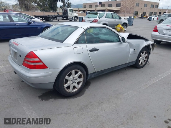1998 Mercedes-Benz SLK 230/320 z VIN WDBKK47F0WF020242, wystawiony jako IAAI lot #41913424 z przebiegiem Nie podano mil oraz . Historia ofert i sprzedaży dostępna na DreamBid. Obrazek 4.