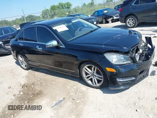 2013 Mercedes-Benz C 300 Sport z VIN WDDGF8AB7DR286299, wystawiony jako IAAI lot #42646185 z przebiegiem 108 569 mil mil oraz . Historia ofert i sprzedaży dostępna na DreamBid. Obrazek 1.