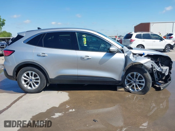 2020 Ford Escape SE z VIN 1FMCU0G67LUA92888, wystawiony jako IAAI lot #42354088 z przebiegiem 77 175 mil mil oraz . Historia ofert i sprzedaży dostępna na DreamBid. Obrazek 14.