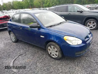 2008 Hyundai Accent GS z VIN KMHCM36C78U092518, wystawiony jako IAAI lot #42403233 z przebiegiem 92 668 mil mil oraz . Historia ofert i sprzedaży dostępna na DreamBid. Obrazek 1.