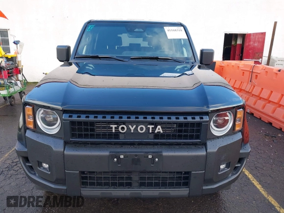 2024 Toyota Land Cruiser z VIN JTEABFAJ7RK015987, wystawiony jako IAAI lot #41168318 z przebiegiem 1662 mil mil oraz . Historia ofert i sprzedaży dostępna na DreamBid. Obrazek 13.