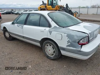 1993 Oldsmobile 88 z VIN 1G3HN53L0PH312824, wystawiony jako IAAI lot #42200714 z przebiegiem 152 810 mil mil oraz . Historia ofert i sprzedaży dostępna na DreamBid. Obrazek 3.