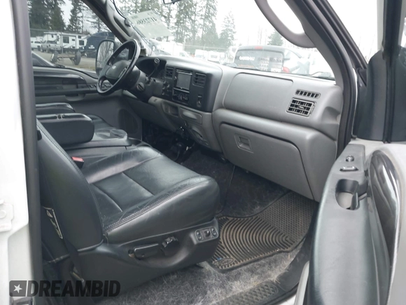 2003 Ford Super Duty F-250 XL with VIN 1FTNW21P63EB35955, listed as a IAAI auction lot 41723586 with 323,973 mi miles. Bid and sale history available at carsss.com. Image 5.