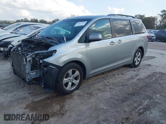 2015 Toyota Sienna LE AAS z VIN 5TDKK3DCXFS653627, wystawiony jako IAAI lot #41477920 z przebiegiem Nie podano mil oraz . Historia ofert i sprzedaży dostępna na DreamBid. Obrazek 19.