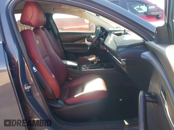 2023 Mazda CX-30 S Carbon Edition z VIN 3MVDMBCM9PM546687, wystawiony jako IAAI lot #41395628 z przebiegiem 13 878 mil mil oraz . Historia ofert i sprzedaży dostępna na DreamBid. Obrazek 5.