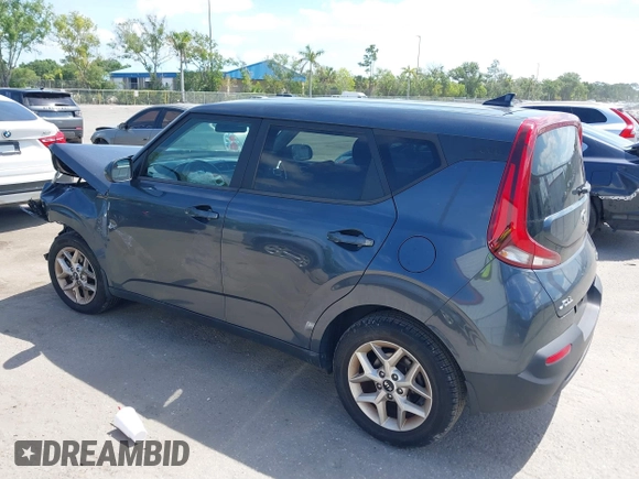 2020 Kia Soul S with VIN KNDJ23AU8L7073811, listed as a IAAI auction lot 39234877 with 42,594 mi miles. Bid and sale history available at carsss.com. Image 3.