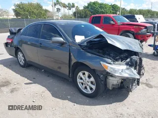 2011 Toyota Camry LE z VIN 4T1BF3EK6BU165187, wystawiony jako IAAI lot #41899515 z przebiegiem 137 593 mil mil oraz . Historia ofert i sprzedaży dostępna na DreamBid. Obrazek 1.