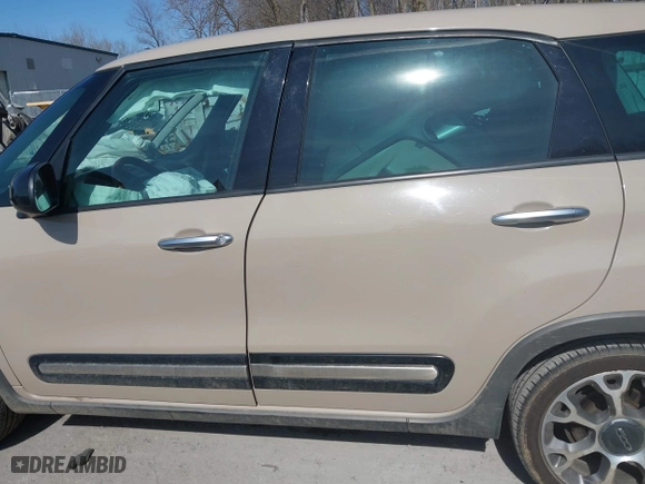 2014 FIAT 500L Trekking with VIN ZFBCFADH9EZ021078, listed as a IAAI auction lot 41773433 with 1 mi miles. Bid and sale history available at carsss.com. Image 13.