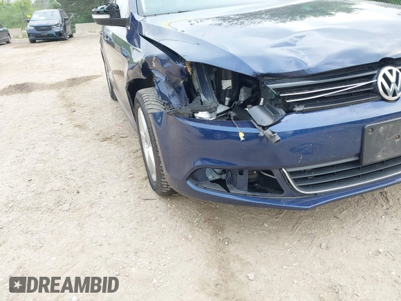 2014 Volkswagen Jetta TDI w/Premium/Nav z VIN 3VWLL7AJ8EM266890, wystawiony jako IAAI lot #42473906 z przebiegiem 146 306 mil mil oraz . Historia ofert i sprzedaży dostępna na DreamBid. Obrazek 6.