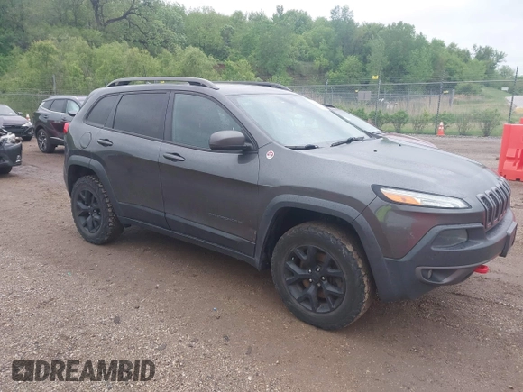 2016 Jeep Cherokee Trailhawk z VIN 1C4PJMBS7GW372623, wystawiony jako IAAI lot #42336107 z przebiegiem 231 887 mil mil oraz . Historia ofert i sprzedaży dostępna na DreamBid. Obrazek 1.