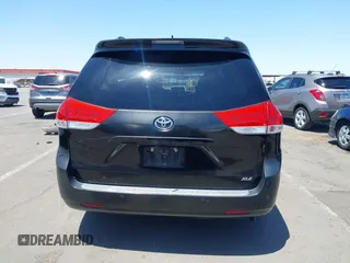 2012 Toyota Sienna XLE AAS z VIN 5TDYK3DC0CS268826, wystawiony jako IAAI lot #42317442 z przebiegiem 225 973 mil mil oraz . Historia ofert i sprzedaży dostępna na DreamBid. Obrazek 16.