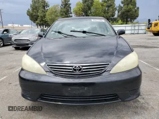 2006 Toyota Camry LE z VIN 4T1BF32K56U621741, wystawiony jako Copart lot #59577595 z przebiegiem 189 155 mil mil oraz Czysty tytuł • Clean title. Historia ofert i sprzedaży dostępna na DreamBid. Obrazek 5.