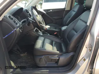 2012 Volkswagen Tiguan SE z VIN WVGAV7AXXCW513800, wystawiony jako Copart lot #53005945 z przebiegiem 155 920 mil mil oraz Tytuł czysty. Historia ofert i sprzedaży dostępna na DreamBid. Obrazek 7.