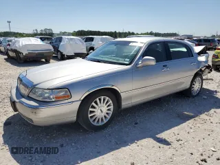 2003 Lincoln Town Car Executive z VIN 1LNHM81W33Y630251, wystawiony jako Copart lot #51594455 z przebiegiem 182 569 mil mil oraz Szkoda całkowita • Salvage title. Historia ofert i sprzedaży dostępna na DreamBid. Obrazek 1.