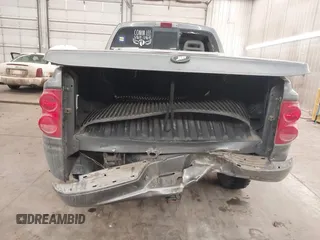 2007 Dodge Dakota SLT z VIN 1D7HW48J17S138642, wystawiony jako IAAI lot #41419794 z przebiegiem 79 350 mil mil oraz . Historia ofert i sprzedaży dostępna na DreamBid. Obrazek 6.