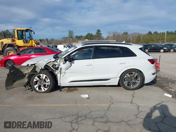 2022 Audi e-tron Premium z VIN WA1AAAGE2NB040546, wystawiony jako IAAI lot #41813053 z przebiegiem 47 002 mil mil oraz . Historia ofert i sprzedaży dostępna na DreamBid. Obrazek 14.