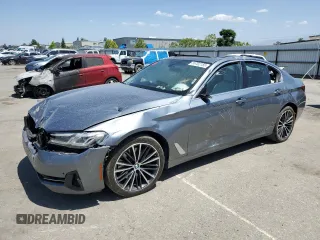 2021 BMW 5 Series 530i z VIN WBA53BH08MWX08381, wystawiony jako Copart lot #55702155 z przebiegiem Nie podano mil oraz Szkoda całkowita • Salvage title. Historia ofert i sprzedaży dostępna na DreamBid. Obrazek 1.