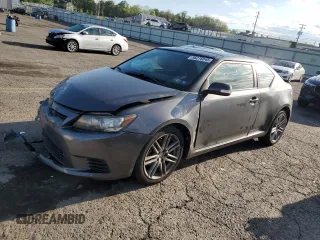 2013 Scion tC z VIN JTKJF5C79D3053897, wystawiony jako Copart lot #56276845 z przebiegiem 120 484 mil mil oraz Szkody całkowita. Historia ofert i sprzedaży dostępna na DreamBid. Obrazek 1.