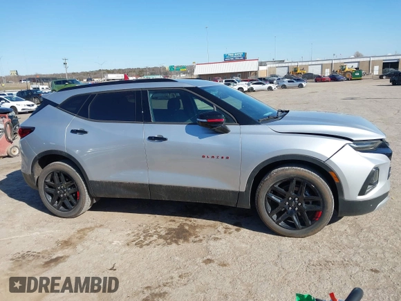 2021 Chevrolet Blazer LT z VIN 3GNKBCRS3MS528825, wystawiony jako IAAI lot #41756446 z przebiegiem 104 053 mil mil oraz . Historia ofert i sprzedaży dostępna na DreamBid. Obrazek 13.