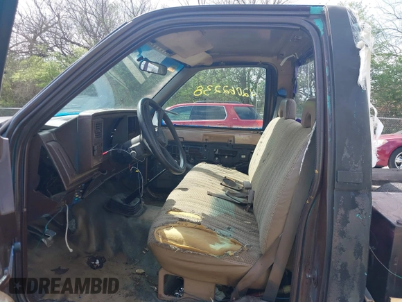 1994 Chevrolet Silverado 2500 z VIN 1GCFC24K6RE155578, wystawiony jako IAAI lot #42062238 z przebiegiem 303 962 mil mil oraz . Historia ofert i sprzedaży dostępna na DreamBid. Obrazek 5.