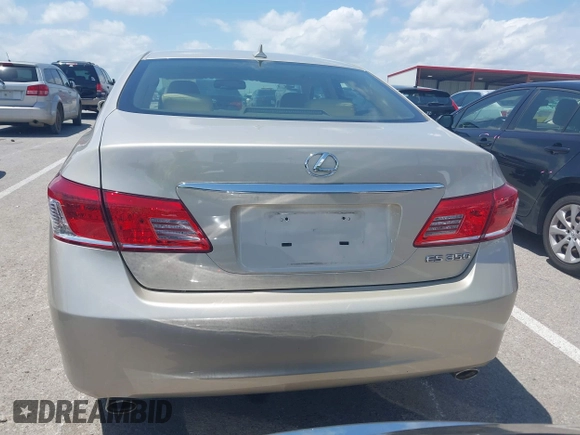 2012 Lexus ES 330 z VIN JTHBK1EG0C2490879, wystawiony jako IAAI lot #42296690 z przebiegiem 104 658 mil mil oraz . Historia ofert i sprzedaży dostępna na DreamBid. Obrazek 16.