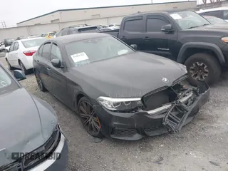 2018 BMW 5 Series 540i z VIN WBAJE5C5XJWA97667, wystawiony jako IAAI lot #41481362 z przebiegiem Nie podano mil oraz . Historia ofert i sprzedaży dostępna na DreamBid. Obrazek 1.