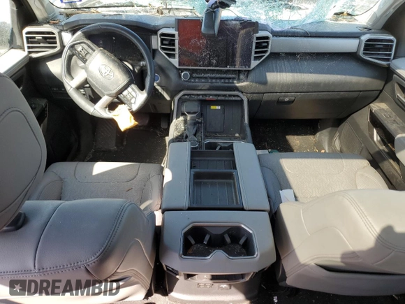 2024 Toyota Tundra Limited Hybrid z VIN 5TFWC5DB7RX045130, wystawiony jako Copart lot #50932715 z przebiegiem 17 046 mil mil oraz Szkoda całkowita • Salvage title. Historia ofert i sprzedaży dostępna na DreamBid. Obrazek 8.