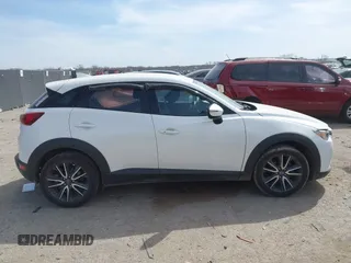 2018 Mazda CX-3 Touring z VIN JM1DKDC75J0326180, wystawiony jako IAAI lot #41787541 z przebiegiem 96 584 mil mil oraz . Historia ofert i sprzedaży dostępna na DreamBid. Obrazek 13.