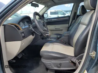 2005 Chrysler 300 Touring z VIN 2C3JA53G95H546536, wystawiony jako Copart lot #60667575 z przebiegiem 163 625 mil mil oraz Szkoda całkowita • Salvage title. Historia ofert i sprzedaży dostępna na DreamBid. Obrazek 7.