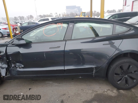 2024 Tesla Model 3 z VIN 5YJ3E1EA3RF737102, wystawiony jako IAAI lot #41562661 z przebiegiem 9 638 mil mil oraz . Historia ofert i sprzedaży dostępna na DreamBid. Obrazek 14.