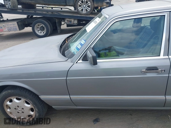 1987 Mercedes-Benz 300 SDL z VIN WDBCB25D6HA329689, wystawiony jako IAAI lot #42438703 z przebiegiem 237 677 mil mil oraz . Historia ofert i sprzedaży dostępna na DreamBid. Obrazek 13.