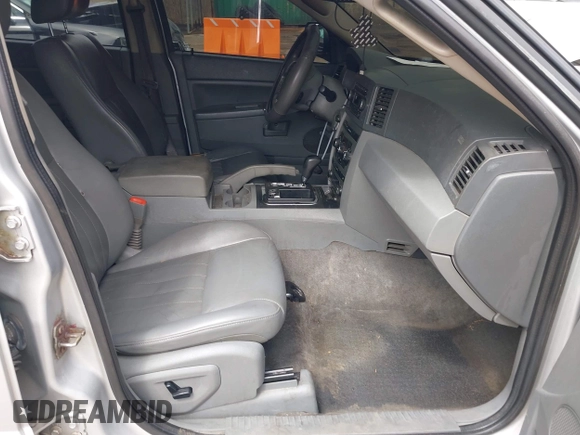 2007 Jeep Grand Cherokee Laredo with VIN 1J8HR48P77C570936, listed as a IAAI auction lot 41945531 with 200,821 mi miles. Bid and sale history available at carsss.com. Image 5.