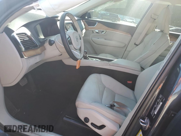 2022 Volvo XC90 Momentum with VIN YV4102CK4N1845770, listed as a Copart auction lot 76307074 with 31,624 mi miles and Salvage Title. Bid and sale history available at DreamBid. Image 7.