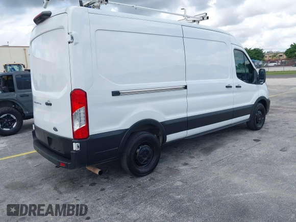 2021 Ford Transit Cargo z VIN 1FTBR1C81MKA40300, wystawiony jako IAAI lot #42707917 z przebiegiem 47 865 mil mil oraz . Historia ofert i sprzedaży dostępna na DreamBid. Obrazek 4.