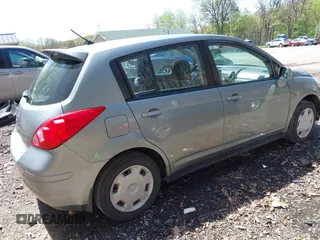 2009 Nissan Versa S z VIN 3N1BC13E19L455441, wystawiony jako IAAI lot #42148367 z przebiegiem 106 182 mil mil oraz . Historia ofert i sprzedaży dostępna na DreamBid. Obrazek 4.