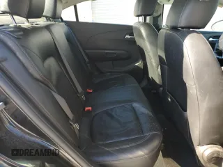 2013 Chevrolet Sonic LTZ z VIN 1G1JE5SH5D4121345, wystawiony jako Copart lot #83672124 z przebiegiem 109 428 mil mil oraz Szkoda całkowita • Salvage title. Historia ofert i sprzedaży dostępna na DreamBid. Obrazek 10.