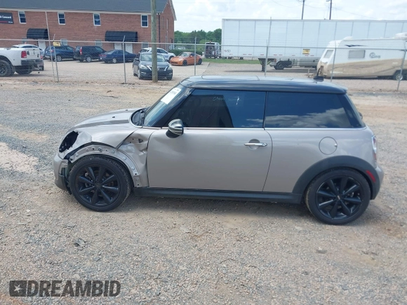 2012 MINI Hardtop z VIN WMWSU3C55CT369622, wystawiony jako IAAI lot #42458180 z przebiegiem 141 444 mil mil oraz . Historia ofert i sprzedaży dostępna na DreamBid. Obrazek 14.