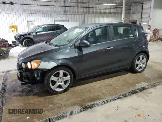 2016 Chevrolet Sonic LTZ z VIN 1G1JE6SB3G4108552, wystawiony jako Copart lot #57843505 z przebiegiem 101 897 mil mil oraz Szkoda całkowita • Salvage title. Historia ofert i sprzedaży dostępna na DreamBid. Obrazek 1.