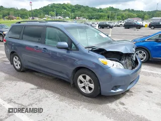 2013 Toyota Sienna LE AAS z VIN 5TDKK3DC5DS378455, wystawiony jako IAAI lot #42236993 z przebiegiem 115 760 mil mil oraz . Historia ofert i sprzedaży dostępna na DreamBid. Obrazek 1.