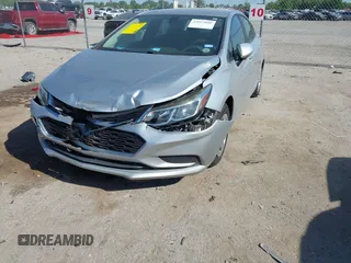 2017 Chevrolet Cruze LS z VIN 1G1BC5SM8H7252748, wystawiony jako IAAI lot #42027880 z przebiegiem 88 114 mil mil oraz . Historia ofert i sprzedaży dostępna na DreamBid. Obrazek 6.