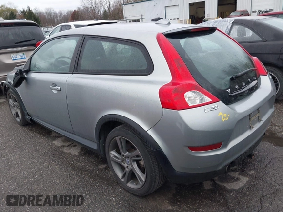 2013 Volvo C30 T5 z VIN YV1672MK7D2305755, wystawiony jako IAAI lot #40835932 z przebiegiem 93 975 mil mil oraz . Historia ofert i sprzedaży dostępna na DreamBid. Obrazek 3.