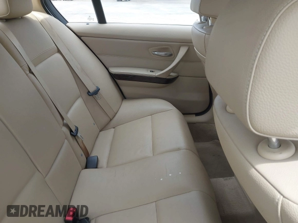 2011 BMW 3 Series 328i xDrive z VIN WBAPK7C56BA972088, wystawiony jako IAAI lot #42123166 z przebiegiem Nie podano mil oraz . Historia ofert i sprzedaży dostępna na DreamBid. Obrazek 8.