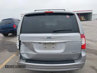 2014 Chrysler Town & Country Touring z VIN 2C4RC1BG1ER225443, wystawiony jako IAAI lot #42057326 z przebiegiem 142 997 mil mil oraz . Historia ofert i sprzedaży dostępna na DreamBid. Obrazek 16.