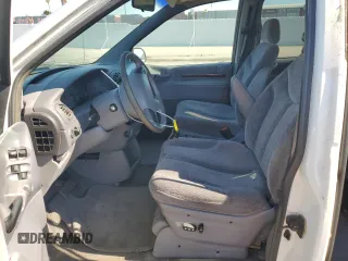 2000 Chrysler Town & Country LX z VIN 1C4GP44R9YB793616, wystawiony jako Copart lot #55903065 z przebiegiem 50 987 mil mil oraz Czysty tytuł • Clean title. Historia ofert i sprzedaży dostępna na DreamBid. Obrazek 7.
