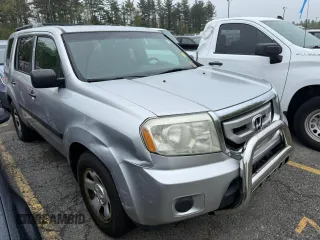 2010 Honda Pilot LX z VIN 5FNYF4H21AB032893, wystawiony jako Copart lot #57451665 z przebiegiem 210 733 mil mil oraz Czysty tytuł • Clean title. Historia ofert i sprzedaży dostępna na DreamBid. Obrazek 1.